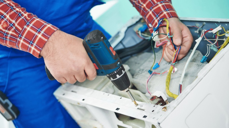 Çeşme Mitsubishi Mitsubishi çamaşır makinesi kart tamiri – Su almama arızası orijinal parça ile giderildi. - Teknik servis örneği